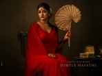 <p>తెలుగమ్మాయి డింపుల్ హయాతి మరో సినిమాతో ఆడియన్స్ ను ఎంటర్ టైన్ చేసేందుకు రాబోతుంది. భోగి మూవీ నుంచి ఇలా ఎర్ర చీరలో ఉన్న డింపుల్ లుక్ ను ఈ రోజు రిలీజ్ చేశారు. </p>(x/SriSathyaSaiArt)