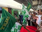 Senior officials flagging off Lucknow-New Delhi Tejas Express from Lucknow Junction on August 21. (Sourced)