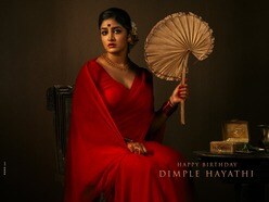 <p>తెలుగమ్మాయి డింపుల్ హయాతి మరో సినిమాతో ఆడియన్స్ ను ఎంటర్ టైన్ చేసేందుకు రాబోతుంది. భోగి మూవీ నుంచి ఇలా ఎర్ర చీరలో ఉన్న డింపుల్ లుక్ ను ఈ రోజు రిలీజ్ చేశారు. </p>