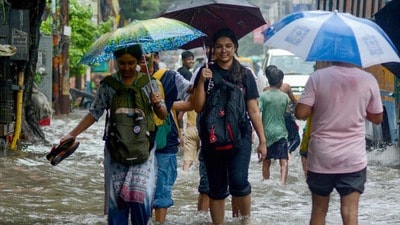 হাওয়া অফিস জানিয়েছে, শুক্রবার থেকে রবিবার পর্যন্ত কলকাতা-সহ দক্ষিণবঙ্গের সব জেলাতেই বিক্ষিপ্ত বৃষ্টি হতে পারে। (Shyamal Maitra) হাওয়া অফিস জানিয়েছে, শুক্রবার থেকে রবিবার পর্যন্ত কলকাতা-সহ দক্ষিণবঙ্গের সব জেলাতেই বিক্ষিপ্ত বৃষ্টি হতে পারে। (Shyamal Maitra)