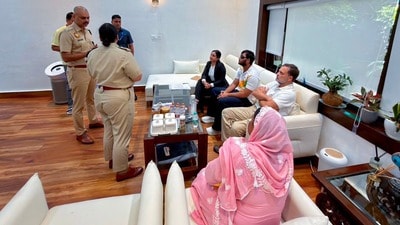 ছরার গুলিতে আক্রান্তকে নিয়ে থানায় ধর্নায় বসলেন রাহুল গান্ধী (AICC/ANI Photo) ছরার গুলিতে আক্রান্তকে নিয়ে থানায় ধর্নায় বসলেন রাহুল গান্ধী (AICC/ANI Photo)