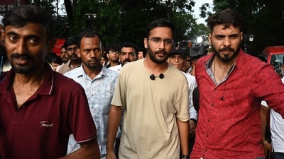 রাজস্থানে এ বার ‘স্কুল ঠিক করো’ অভিযান চালাতে গিয়ে হামলার মুখে পড়ল ককরোচ জনতা পার্টি বা সিজেপি। (Hindustan Times) রাজস্থানে এ বার ‘স্কুল ঠিক করো’ অভিযান চালাতে গিয়ে হামলার মুখে পড়ল ককরোচ জনতা পার্টি বা সিজেপি। (Hindustan Times)