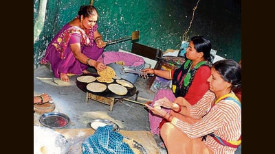Mid-day meal workers working in a government school in Ludhiana on Friday. (HT PHOTO)