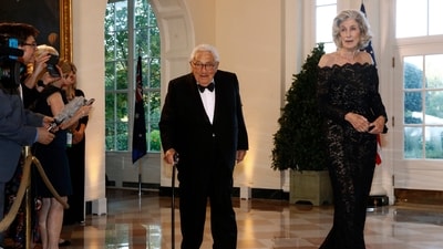 Former Secretary of State Henry Kissinger, left, and wife Nancy Kissinger arrive for a State Dinner at the White House, September. 20, 2019. (File Photo/AP)
