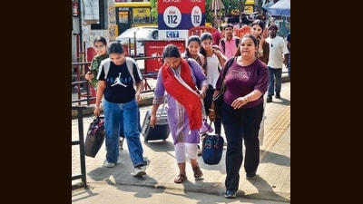 Passengers returning from bus stand amid the strike. People had to wait till 2 pm to board buses. (Gurpreet Singh/HT) Passengers returning from bus stand amid the strike. People had to wait till 2 pm to board buses. (Gurpreet Singh/HT)