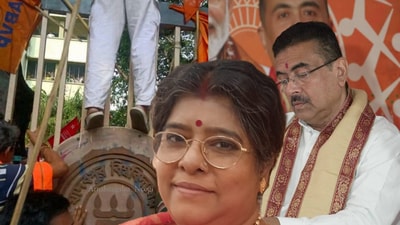 ‘তাণ্ডব’-এর হুঁশিয়ারি শর্বরীর! JU প্রতীকের উপর জুতো পা-এ, শুভেন্দুকে চিঠি মানসীর