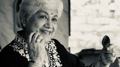 Sowcar Janaki: జూనియర్ ఎన్టీఆర్ నుంచి విజయ్ వరకు.. షావుకారు జానకి మృతిపై సినీలోకం నివాళులు Sowcar Janaki: జూనియర్ ఎన్టీఆర్ నుంచి విజయ్ వరకు.. షావుకారు జానకి మృతిపై సినీలోకం నివాళులు