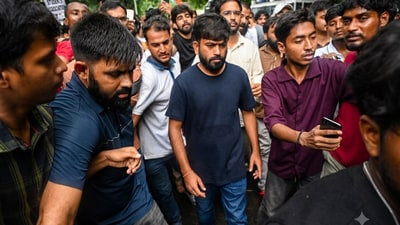 সীমান্ত পেরিয়ে এ বার চিঠি এল ‘ককরোচ জনতা পার্টি’ বা সিজেপি-র প্রতিষ্ঠাতা অভিজিৎ দীপকের কাছে। সীমান্ত পেরিয়ে এ বার চিঠি এল ‘ককরোচ জনতা পার্টি’ বা সিজেপি-র প্রতিষ্ঠাতা অভিজিৎ দীপকের কাছে।