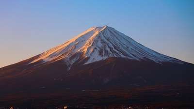 A father abandoned his tired seven-year-old son at 2,490 meters on Mount Fuji, continuing to the peak alone. (Unsplash) A father abandoned his tired seven-year-old son at 2,490 meters on Mount Fuji, continuing to the peak alone. (Unsplash)