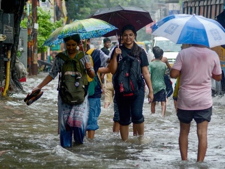হাওয়া অফিস জানিয়েছে, শুক্রবার থেকে রবিবার পর্যন্ত কলকাতা-সহ দক্ষিণবঙ্গের সব জেলাতেই বিক্ষিপ্ত বৃষ্টি হতে পারে।