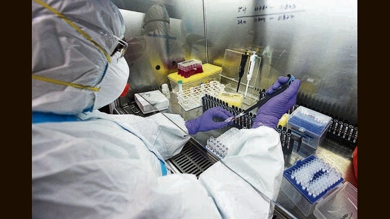 Inside a research lab during the pandemic in May 2020. (Biplov Bhuyan/HT PHOTO)