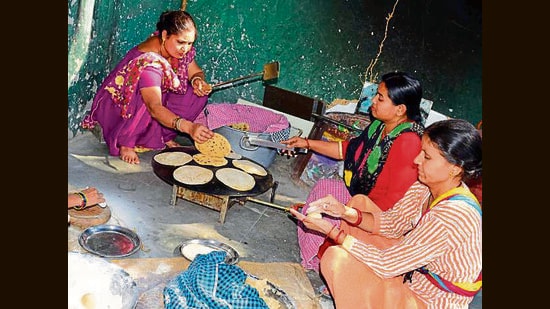 Mid-day meal workers working in a government school in Ludhiana on Friday. (HT PHOTO)