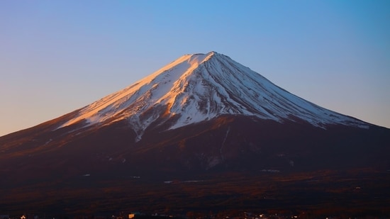 A father abandoned his tired seven-year-old son at 2,490 meters on Mount Fuji, continuing to the peak alone. (Unsplash)