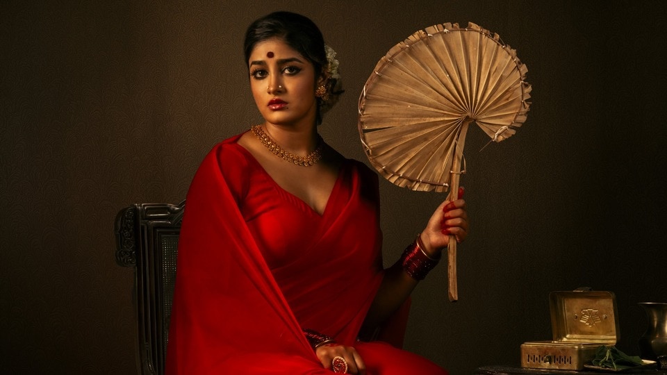 <p>తెలుగమ్మాయి డింపుల్ హయాతి మరో సినిమాతో ఆడియన్స్ ను ఎంటర్ టైన్ చేసేందుకు రాబోతుంది. భోగి మూవీ నుంచి ఇలా ఎర్ర చీరలో ఉన్న డింపుల్ లుక్ ను ఈ రోజు రిలీజ్ చేశారు. </p>(x/SriSathyaSaiArt)