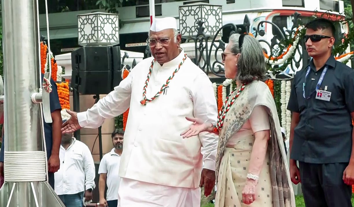 Congress President Mallikarjun Kharge and AICC Parliamentary Party Chairperson Sonia Gandhi during the Independence Day celebrations at the party headquarters. (ANI video grab) Congress President Mallikarjun Kharge and AICC Parliamentary Party Chairperson Sonia Gandhi during the Independence Day celebrations at the party headquarters. (ANI video grab)