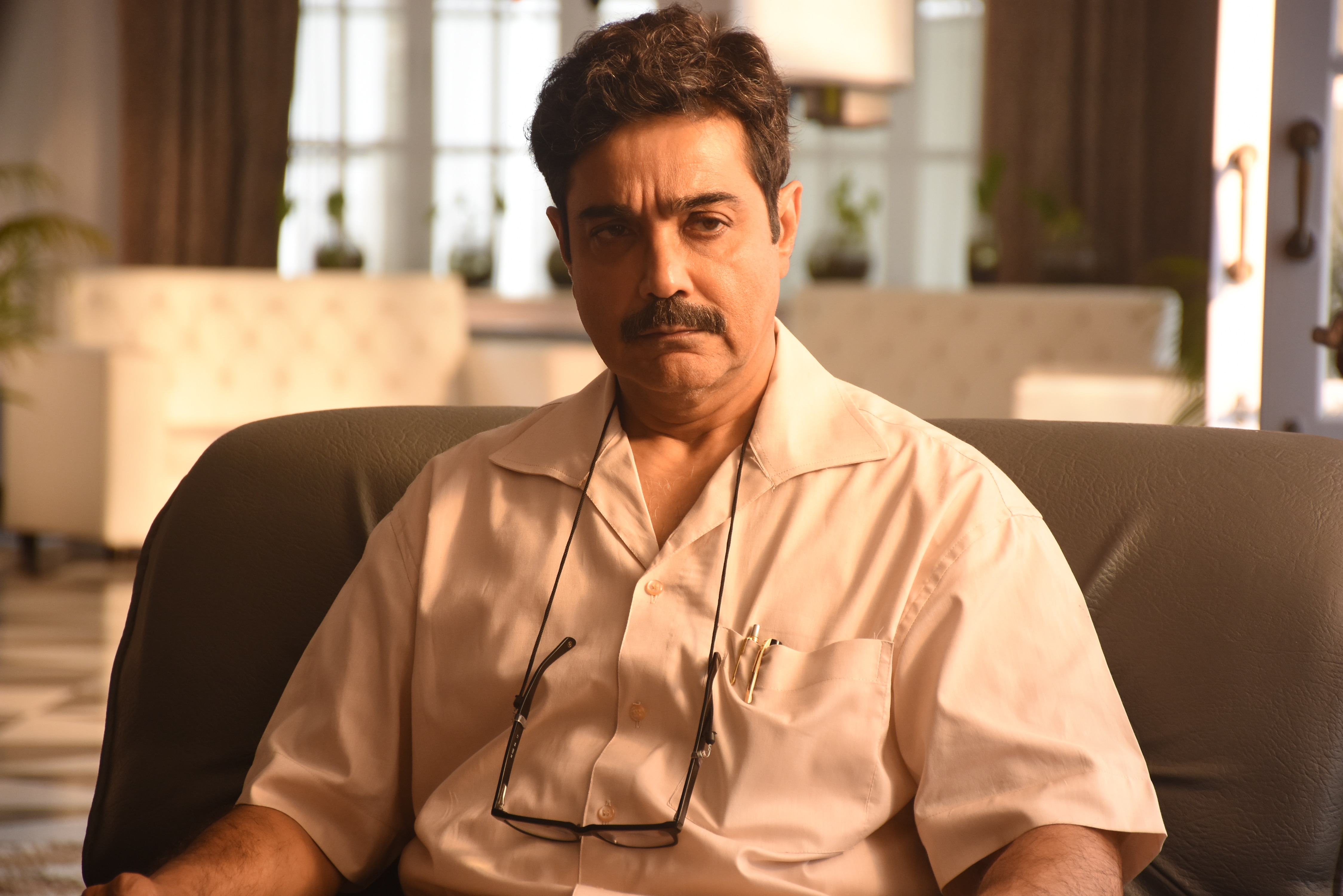 গল্পের কেন্দ্রে রয়েছেন ডাঃ দিলীপ সাহা গল্পের কেন্দ্রে রয়েছেন ডাঃ দিলীপ সাহা