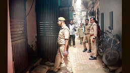 Man kills wife and 15-year-old daughter in Ghaziabad apartment, held Man kills wife and 15-year-old daughter in Ghaziabad apartment, held