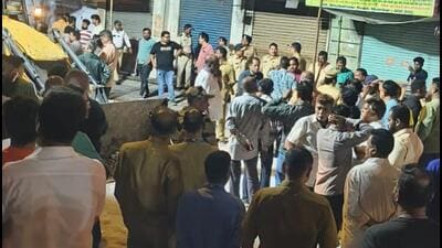 22-ft Ganesha idol crash in Bhuleshwar leaves 2 dead, 5 hurt 22-ft Ganesha idol crash in Bhuleshwar leaves 2 dead, 5 hurt
