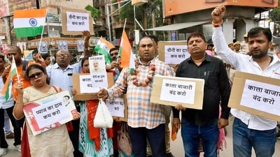 Members of Sarv Ekta Manch protesting against price hike in sugar and onion at Dak Bungalow crossing in Patna, Bihar. (Santosh Kumar/HT Photo)