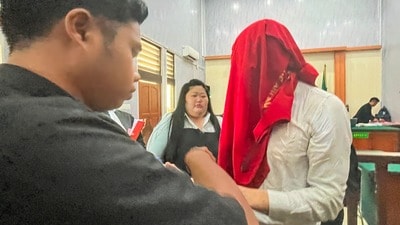 ইন্দোনেশিয়ায় সুইস পর্যটকের জেল। (ছবি সৌজন্যে এএফপি)
