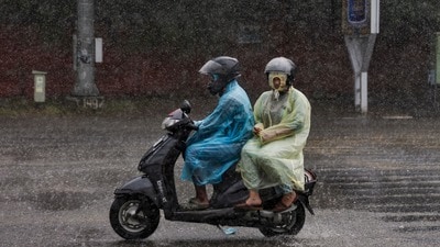 আবারও নিম্নচাপের প্রভাবে দক্ষিণবঙ্গের একাধিক জেলায় ভারী বৃষ্টি হতে চলেছে। (ছবিটি প্রতীকী, সৌজন্যে পিটিআই) আবারও নিম্নচাপের প্রভাবে দক্ষিণবঙ্গের একাধিক জেলায় ভারী বৃষ্টি হতে চলেছে। (ছবিটি প্রতীকী, সৌজন্যে পিটিআই)