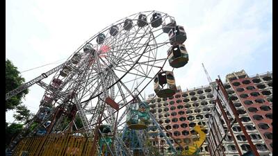 The Ferris wheel at Sawan Mahotsav in Indira Nagar, Lucknow, where two minor girls were injured in an amusement ride accident on Tuesday. (Deepak Gupta/HT)