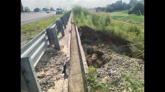 A collapsed section of the Lucknow-Kanpur Expressway (HT Photo)