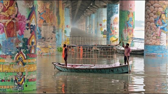 Dashashwamedha ghat submerged in flood water in Daraganj area of city on Saturday. (HT Photo)