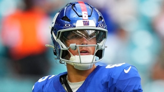 New York Giants quarterback Jaxson Dart warms up prior to the preseason game against the Miami Dolphins.(IMAGN IMAGES via Reuters Connect)