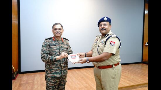 Lt Gen Pushpendra Singh, General Officer Commanding-in-Chief, Western Command, with Praveen Sinha, special DGP, law and order, Punjab. (HT)