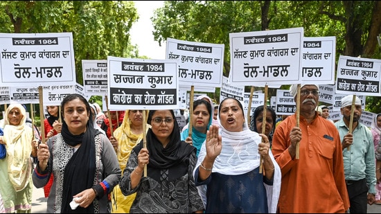 Members of the Delhi Sikh Gurdwara Management Committee and families of the 1984 anti-Sikh riots victims staging a protest outside Lok Sabha LoP Rahul Gandhi's residence at Sunehri Bagh Road in New Delhi on Saturday. (ANI photo)