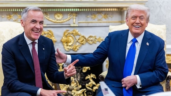 US President Donald Trump and Mark Carney, Canada's prime minister, during a meeting in the Oval Office of the White House in Washington, DC, US