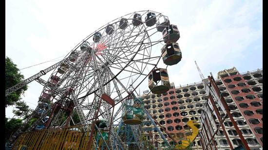 The Ferris wheel at Sawan Mahotsav in Indira Nagar, Lucknow, where two minor girls were injured in an amusement ride accident on Tuesday. (Deepak Gupta/HT)