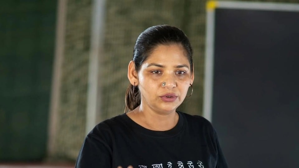 মৌমিতাকে শিক্ষার পাঠ পড়ালেন সুদীপ্তা