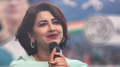 এবার লক্ষ্মীর ভাণ্ডার পেতে সাহায্য করবেন রচনা বন্দ্যোপাধ্যায়। এবার লক্ষ্মীর ভাণ্ডার পেতে সাহায্য করবেন রচনা বন্দ্যোপাধ্যায়।