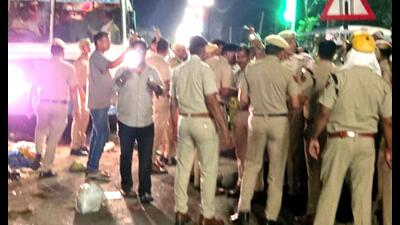 A clash broke out between sanitation workers and police personnel in Hisar on Sunday. (Manoj Dhaka/HT) A clash broke out between sanitation workers and police personnel in Hisar on Sunday. (Manoj Dhaka/HT)