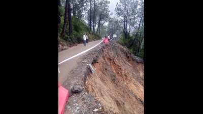 A large section of the Mandi-Pathankot highway sank after heavy rainfall near Mandi on Sunday. The road was closed for heavy vehicles. (Birbal Sharma/HT)