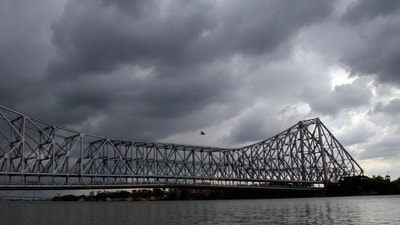 এবার আসরে নিম্নচাপ, কলকাতা সহ কোথায় কোথায় ঝেঁপে বৃষ্টির পূর্বাভাস! (Saikat Paul) এবার আসরে নিম্নচাপ, কলকাতা সহ কোথায় কোথায় ঝেঁপে বৃষ্টির পূর্বাভাস! (Saikat Paul)
