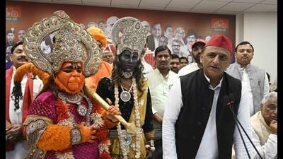 Samajwadi Party president Akhilesh Yadav honoured the artistes portraying Lord Ram and Hanuman during a press conference at the Lucknow office on August 2. (Deepak Gupta/HT) Samajwadi Party president Akhilesh Yadav honoured the artistes portraying Lord Ram and Hanuman during a press conference at the Lucknow office on August 2. (Deepak Gupta/HT)