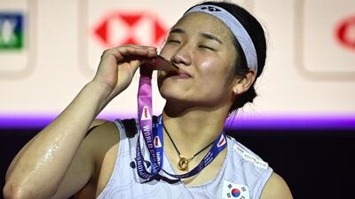 South Korea’s world No.1 An Se Young with her gold medal after beating Japan’s Akane Yamaguchi 21-17, 21-14 in the women’s singles final at the BWF World Championships in New Delhi on Sunday. (Sanchit Khann/ HT Photo) South Korea’s world No.1 An Se Young with her gold medal after beating Japan’s Akane Yamaguchi 21-17, 21-14 in the women’s singles final at the BWF World Championships in New Delhi on Sunday. (Sanchit Khann/ HT Photo)