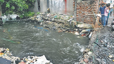 The open drain is near a residential area and is surrounded with garbage and debris. (Arvind Yadav/HT Photo) The open drain is near a residential area and is surrounded with garbage and debris. (Arvind Yadav/HT Photo)