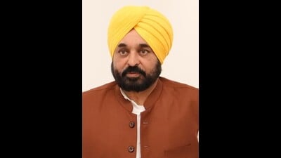 Through a voice message, Punjab chief minister Bhagwant Mannis asking residents whether they have obtained their Mukh Mantri Sehat Bima Yojana health card. (HT) Through a voice message, Punjab chief minister Bhagwant Mannis asking residents whether they have obtained their Mukh Mantri Sehat Bima Yojana health card. (HT)