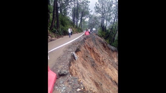 A large section of the Mandi-Pathankot highway sank after heavy rainfall near Mandi on Sunday. The road was closed for heavy vehicles. (Birbal Sharma/HT)