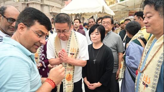 Led by Kotaro Nagasaki, around 15 prominent members of the Japanese delegation visited Shri Kashi Vishwanath Dham and offered prayers. (HT)