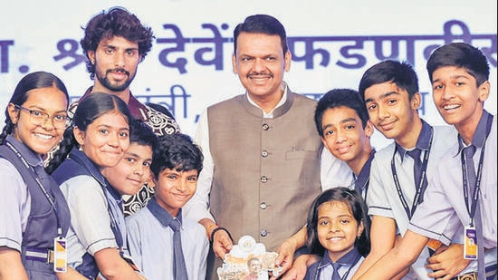 Maharashtra Chief Minister Devendra Fadnavis in a group photo with school students at the valedictory program of ‘Manthan4Yuva’, in Nagpur on Sunday (@CMOMaharashtra)