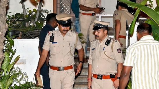 According to police, Vanishree left a note alleging that a person named Abhishek had been blackmailing and harassing her. Her roommate informed her sister Pooja about the note on the morning of August 22.