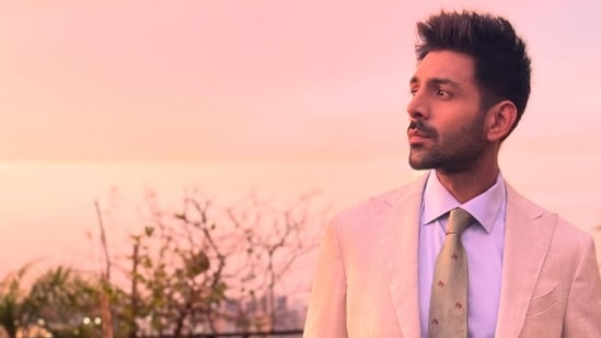 Kartik Aaryan suffered an injury on the set of Kabir Khan's film.
