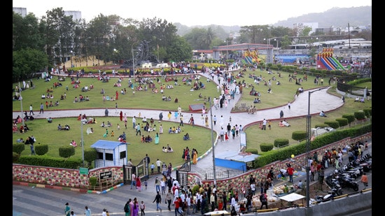The PMC said its garden department has developed 215 parks covering 2,453,573 sq m, or about 2.45 sq km. (HT FILE)