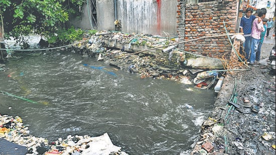 The open drain is near a residential area and is surrounded with garbage and debris. (Arvind Yadav/HT Photo)