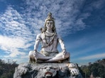 <p>సోమవారం నాడు శివుడిని పూజించే సంప్రదాయం ఉంది. శ్రావణ సోమవారం నాడు స్వచ్ఛమైన మనస్సుతో శివ పూజ చేయడం వల్ల మీ జీవితంలోని అనేక సమస్యలు పరిష్కారమవుతాయి. కోరికలు నెరవేరుతాయని నమ్ముతారు. ఈ కారణంగా శివ భక్తులు శ్రావణ మాసంలోని ప్రతి సోమవారం శివాలయాలను సందర్శిస్తారు. సరైన, సంపూర్ణ భక్తితో శివ పూజ చేస్తే శివుని ఆశీస్సులు త్వరగా లభిస్తాయి.</p>